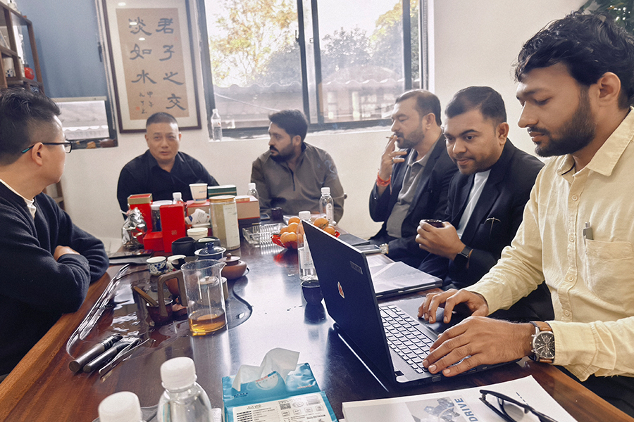 Grupna fotografija s gostima
