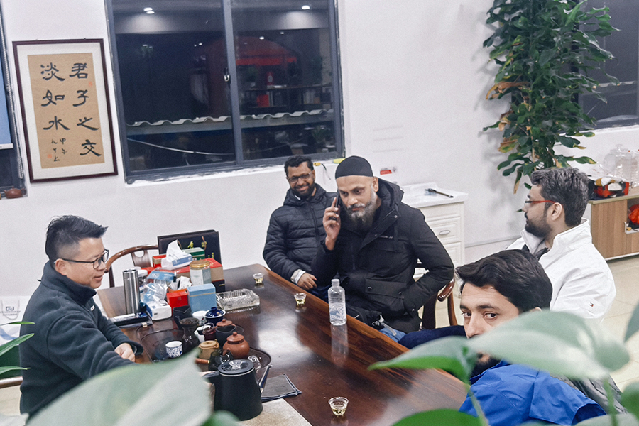 Grupna fotografija s gostima